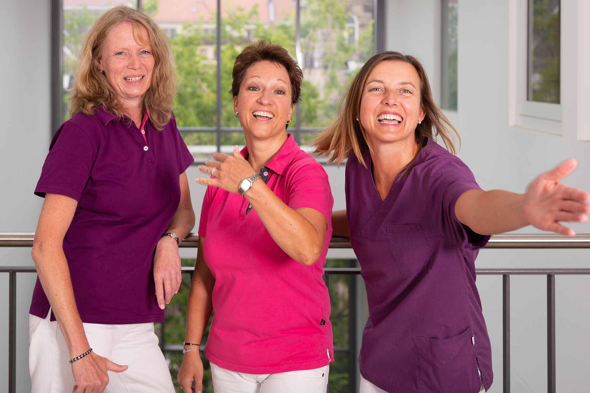 Die freundlichen Mitarbeiterinnen der Zahnarztpraxis Dr. Wenninger in Fürth, begrüßen lächelnd ihre Patienten.